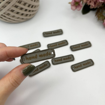 2724-4 Декоративная бирка серая - кож.зам. 40x12мм