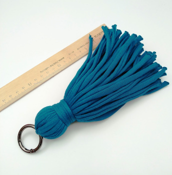 950-09 Кисть из трикотажной пряжи с кольцом-карабином, брелок, декор. Морская волна. 