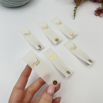 3009 Декоративная бирка из силикона с кнопкой , "Hand Made", 7х2 см, матовый/золотой