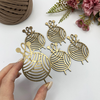 2703_1 Декоративная подвеска "Малый клубок" из золотого акрила, 8х4,8 см 