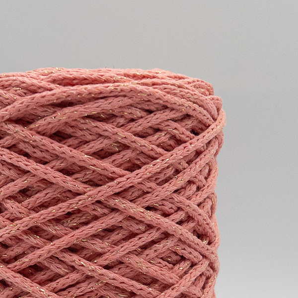 Розовый персик с золотом